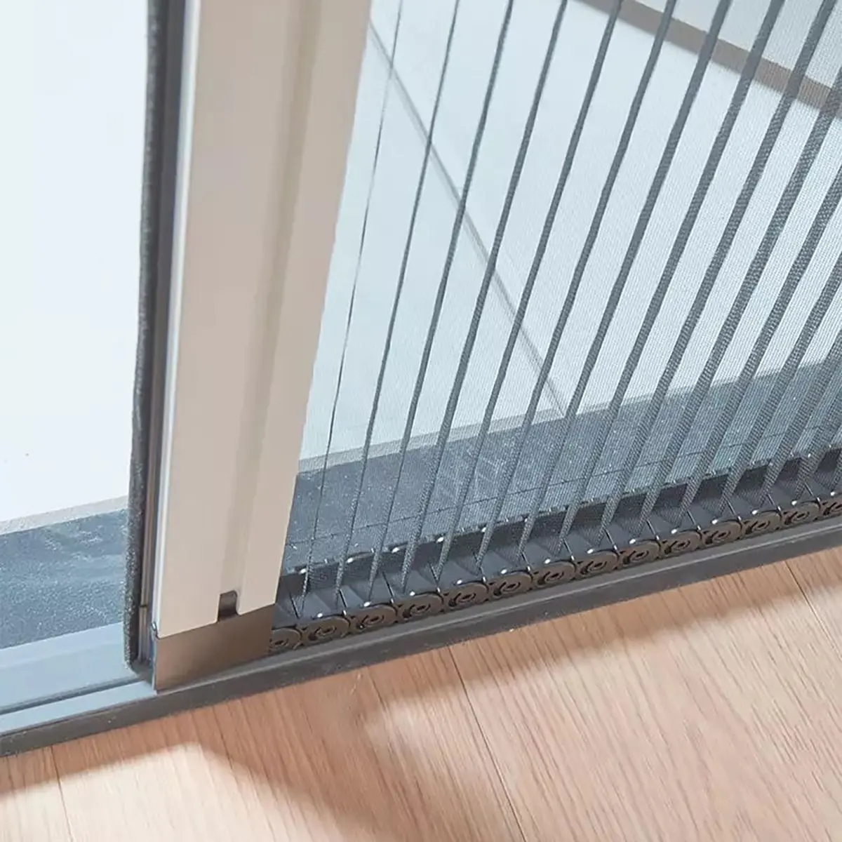 D-100 kavşağına bakan kafede stor sineklik